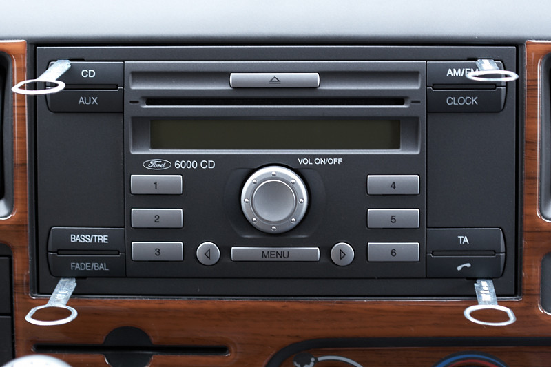Ford Transit Radio CD 6000 und originale Radkappen