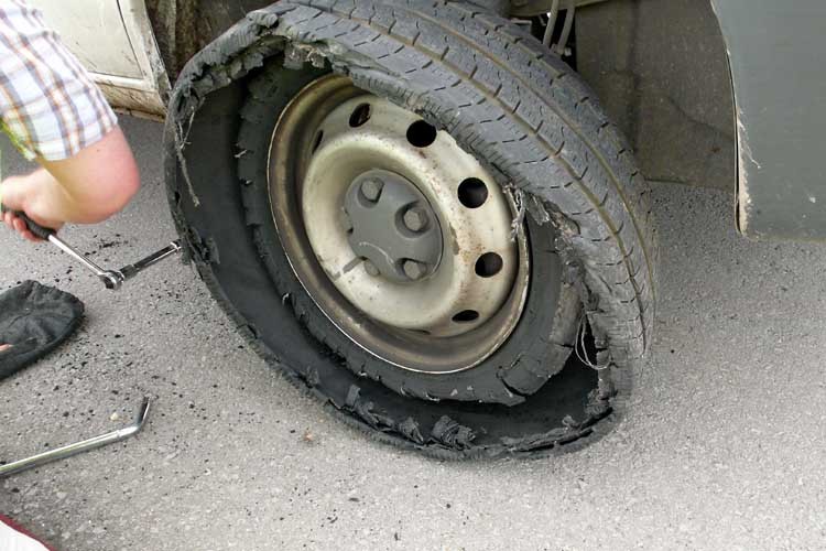 Reifenschaden an Tandemachser - Wohnmobil Forum Seite 1