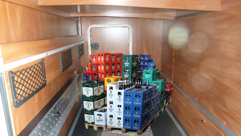 Verhalten auf Stellplätzen: hier offene Garagentür - Wohnmobil Forum