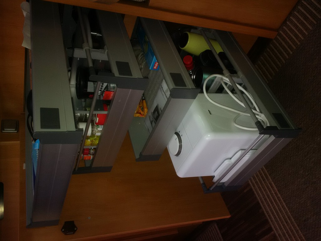 Einbau von 4 Auszügen in Küchenunterschrank Carado T449 - Wohnmobil