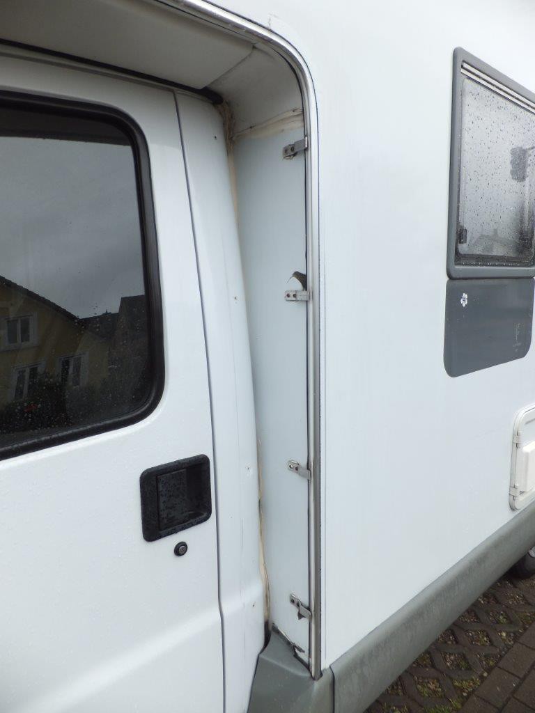 Außenverkleidungen zw. Fahrerhaus und Aufbau demontieren - Wohnmobil