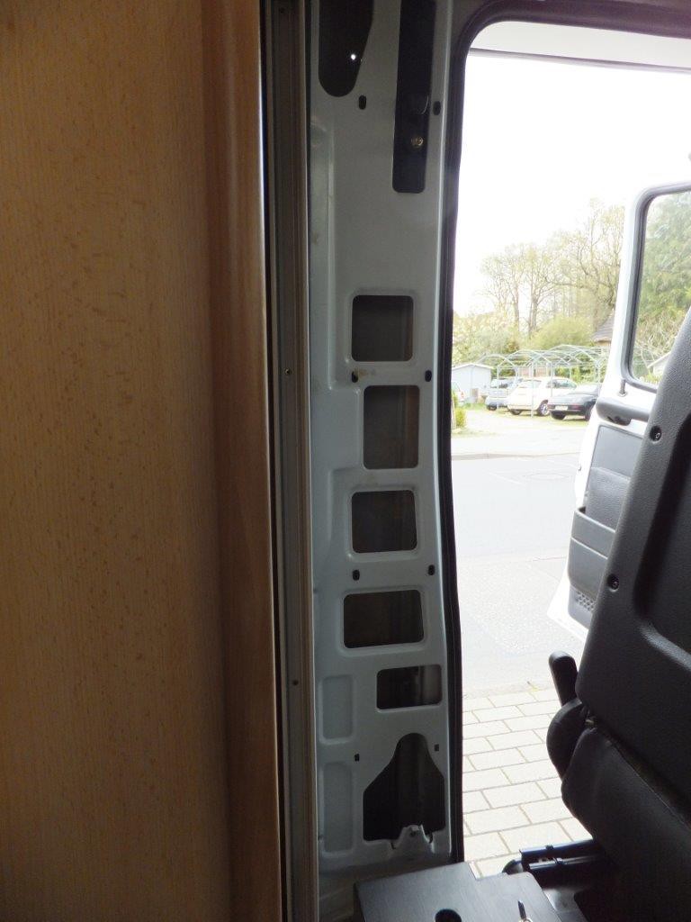 Außenverkleidungen zw. Fahrerhaus und Aufbau demontieren - Wohnmobil