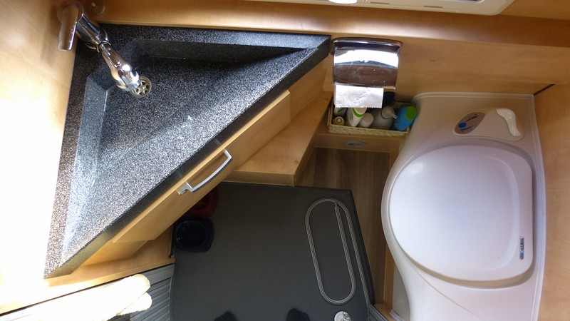 Einzelbetten im 6m Kastenwagen Peugeot Boxer Burow VIP 600 L