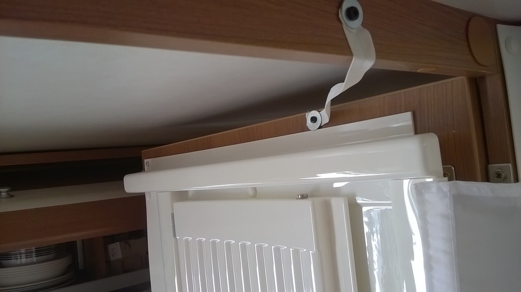 Türscharnier Bad/WC gebrochen defekt Carado Sunlight - Wohnmobil Forum