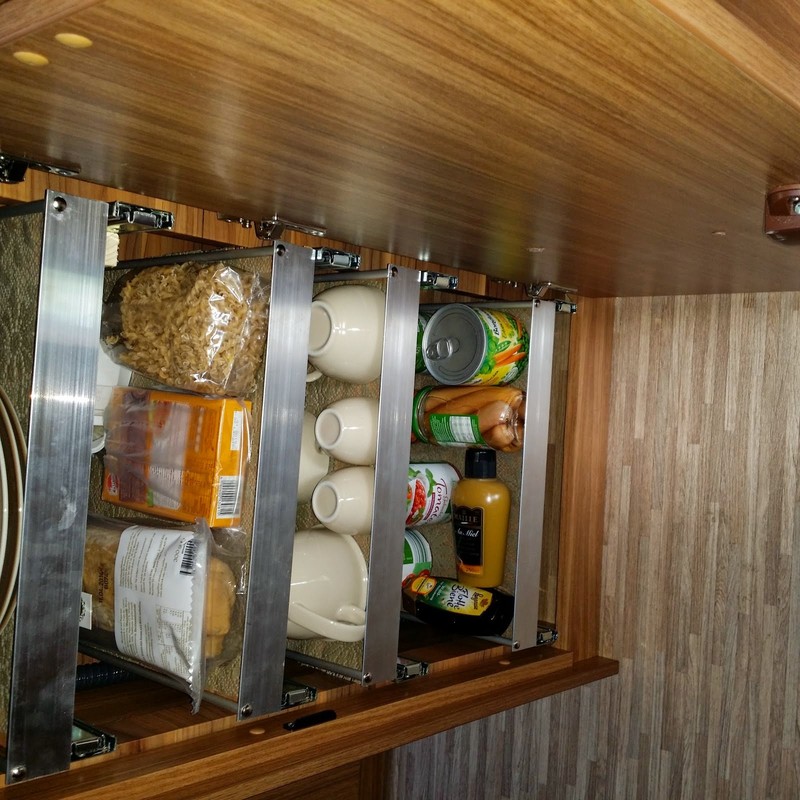 Einbau von 4 Auszügen in Küchenunterschrank Carado T449 - Wohnmobil